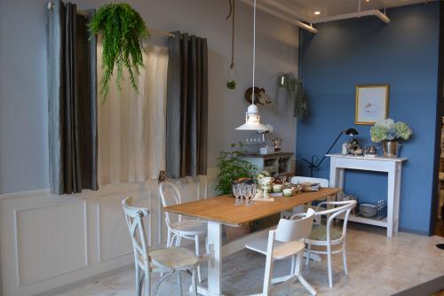 「BOTANICAL LIVING」時の流れを感じさせるモノたちと、自然をモチーフにしたデザインに囲まれて過ごす。やさしい印象のボタニカルスタイル。