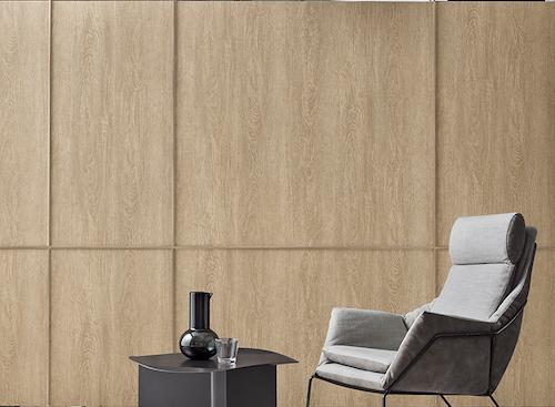 「EMBOSS MATCH OAK」エンボス加⼯(凹凸)とプリントが同調した商品