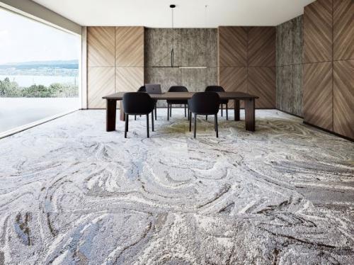 ■GXシリーズ：高意匠のタイルカーペットシリーズとして2000年に発売して以降、多様化する住空間へのニーズに対応すべく、幅広い価格帯でラインアップ。日本の感性と豊かな品質‟Ｊａｐａｎ Ｄｅｓｉｇｎ“をテーマとし、上質感・高級感を追求している。2021年10月の改廃で、空間をダイナミックに彩る1ｍ角の新製品等を投入した。