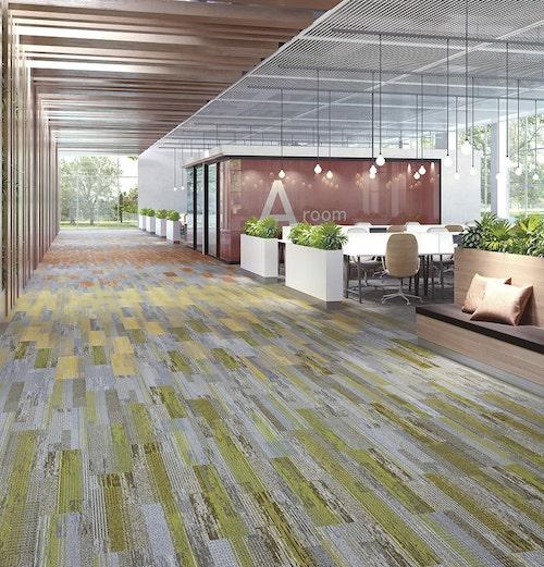 【エコニール使用】「アースパレットプランク」ベースとカラーの配⾊を組み合わせて使用できるシリーズ。 爽やかなカラーがオフィスや商業施設など、 さまざまな空間にマッチする。