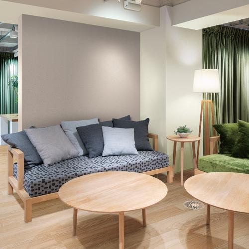 「空気を洗う壁紙® 撥水コート・表面強化（不燃）」左壁 : RF-8022・右壁 : RF-8020