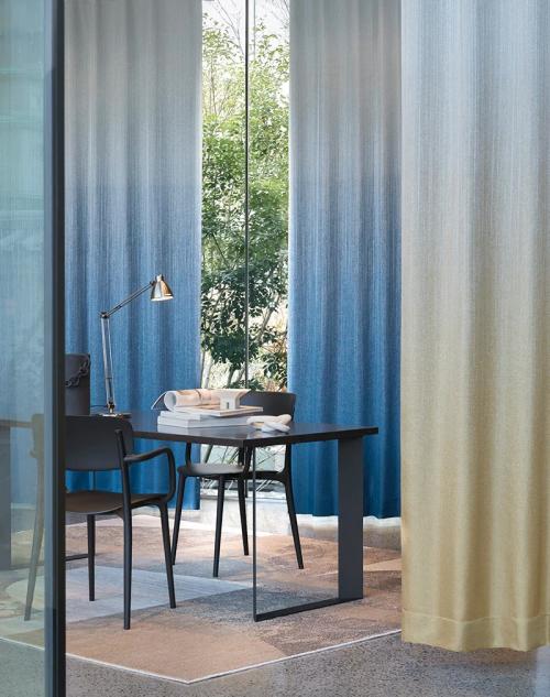 特別な空間に響くダイナミックシリーズ（大空間に奥行と開放感をプラス） D8001-8009　近年増加するハイサッシ住宅や吹き抜けなど、縦に大きく広がる住空間にもぴったりな「ダイナミックシリーズ」に今回、裾からグラデーションを描く、美しいドレープの新柄が登場。織りの妙だけで生み出されるグラデーションが、空間に奥行と開放感を与える。