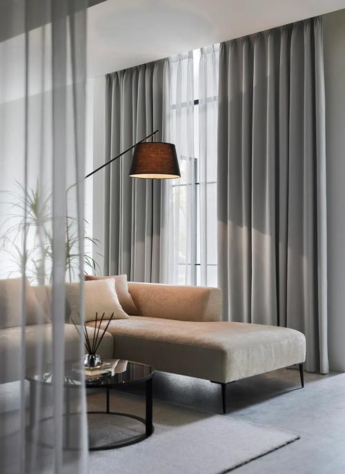 どの空間にもぴったりの遮光カーテン（淡色でも遮光一級を実現し、軽やかな空間に） D8231-8234／D8237-8239　「遮光性能」＝「濃色・厚手」という常識を覆し、やわらかな風合いと淡い色調でありながら、遮光１級を実現。特に今回は、生地の厚みを抑えた新アイテムで、リビングでも明るさと遮光性を両立します。カーテンを開けたときも生地だまりが少なく、窓まわりがすっきりと美しく見えるのも特長。