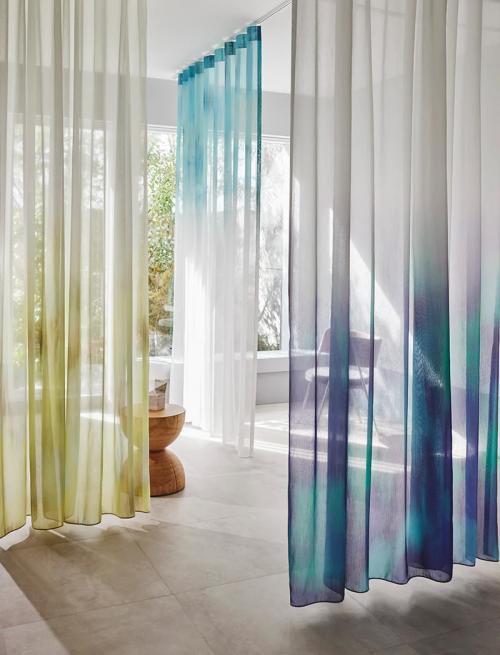 バリエーション豊富なカラーボイル（好評のカラーボイルに新ラインナップが登場） D8350・8351　カラーボイルに、刺繍を施すことで刺繍ならではの立体感と、ニュアンスあふれるベースカラーの組み合わせが、奥行きのある窓辺を演出する。高い意匠性と防炎機能を両立し、上質でモダンな空間づくりを実現する。