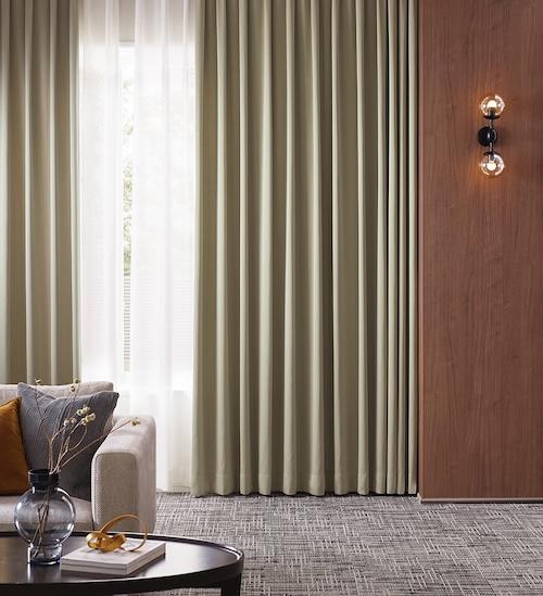 宿泊施設に使用しやすいヒダが美しい遮光ドレープ「キルナ」